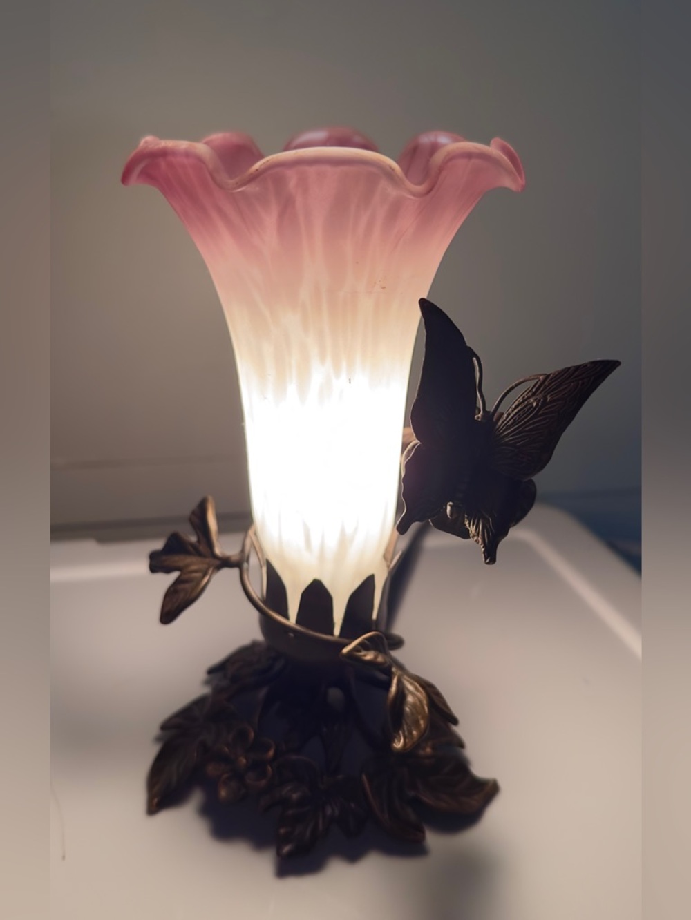 Vintage Andrea By Sadek Butterfly Lamp Frosted Pink Fluted Glass Metal Base 1996 - Picture 2 of 10